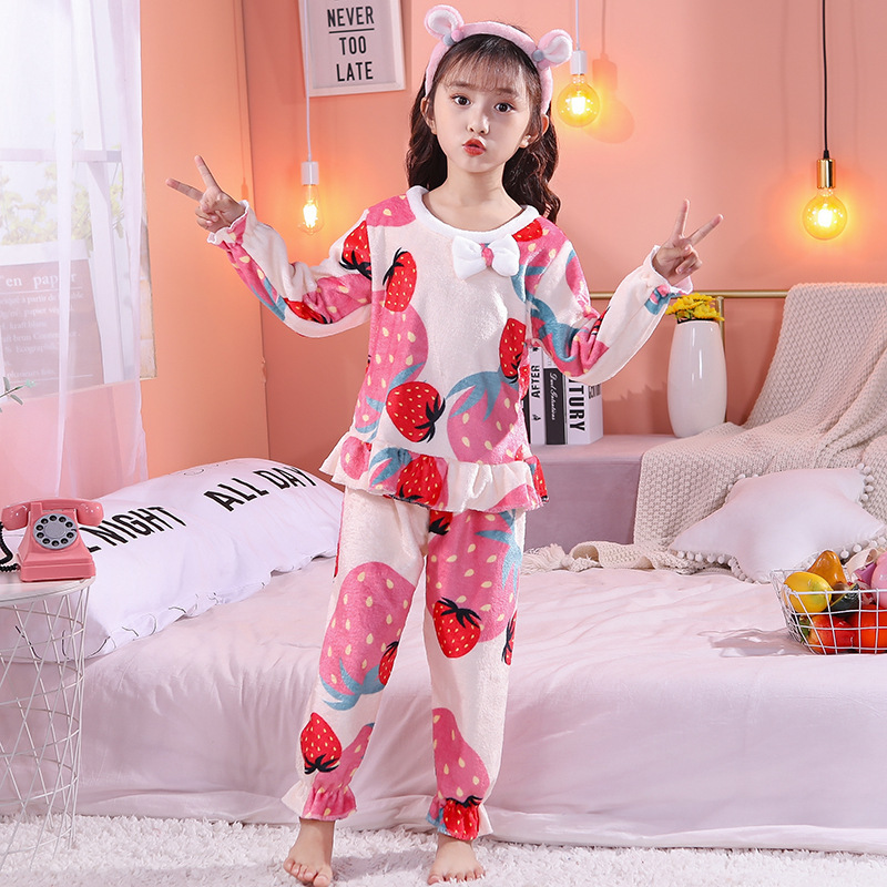 Pijama plusata roz imprimeu capsunici 7 ani