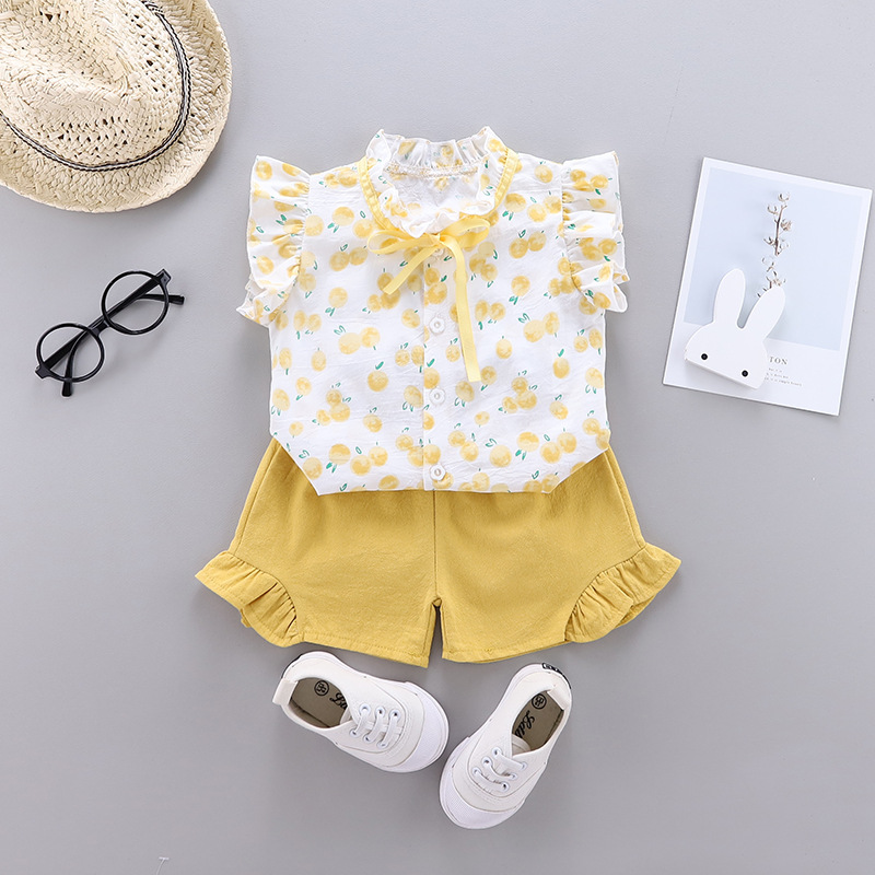 Compleu galben cu volanase